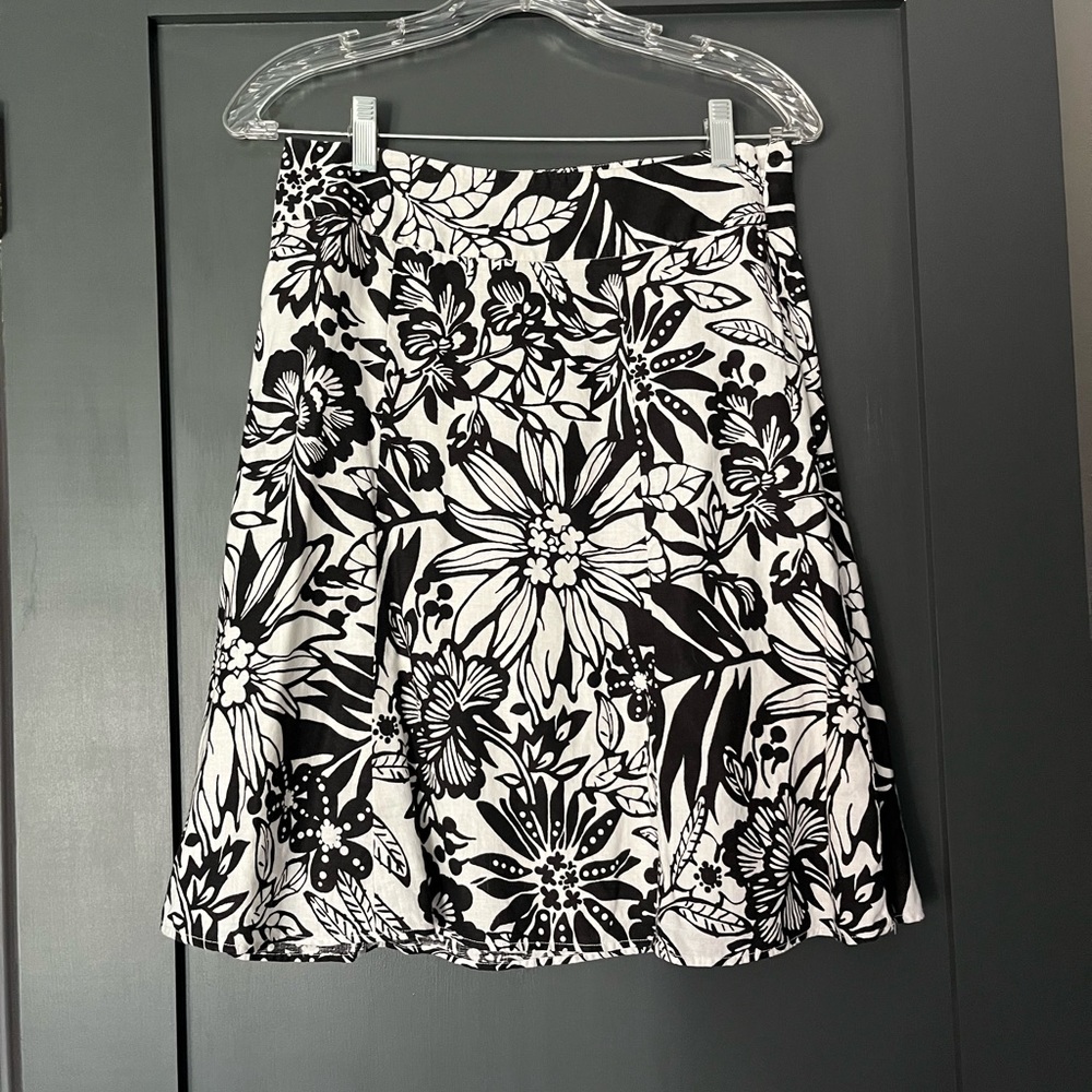 Gap cotton a line skirt. Black/white floral size 1